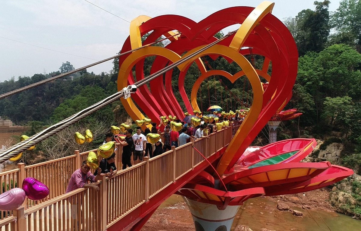 Độc đáo cây cầu kính tình yêu 5D đầu tiên ở Việt Nam > Đài phát …”><figcaption class=