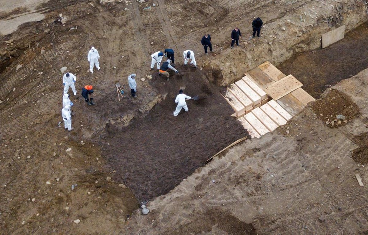 Những hố chôn tập thể nạn nhân tử vong vì dịch COVID-19 ở Mỹ > Đài …”><figcaption class=